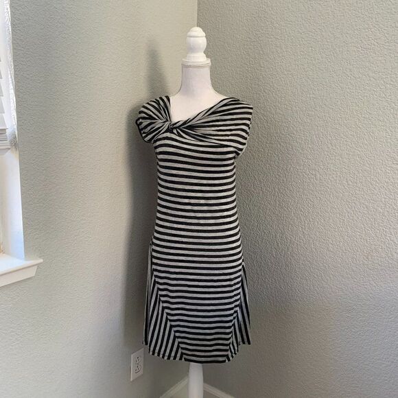 Athleta Womens Gray Striped Shift Dress Sz Medium - Picture 1 of 9